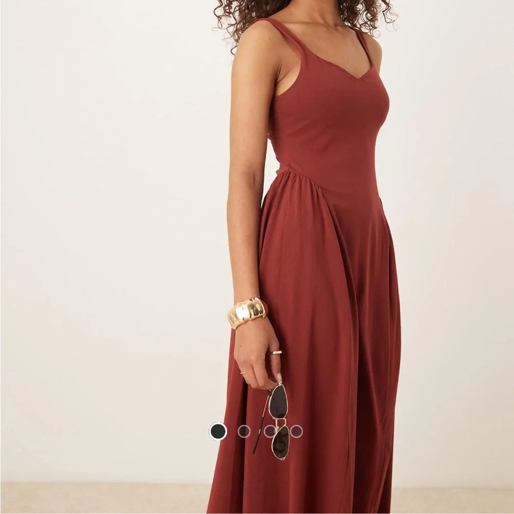 Elegant Sleeveless Dress in Rich Burgundy - Picture 1 of 4